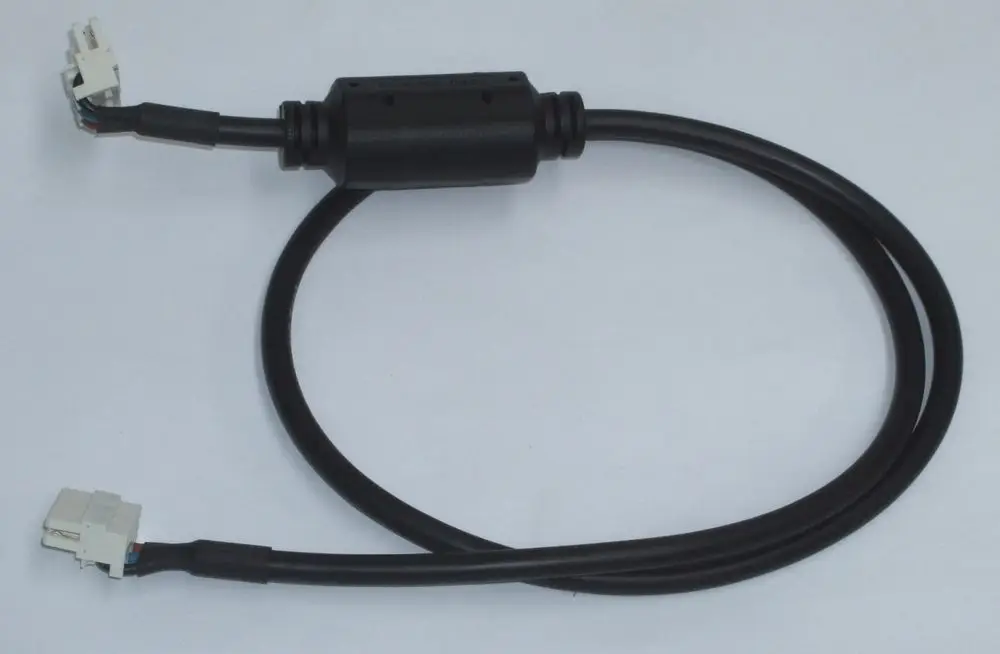 Kabel mit zwei Steckverbindern, verbunden durch einen schwarzen Schlauch. Geeignet für Daikin-Produkte, möglicherweise zur Steuerung einer Ölpumpe.